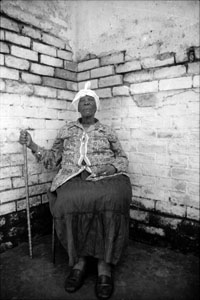 Old lady in Kliptown - Photo by David Blom