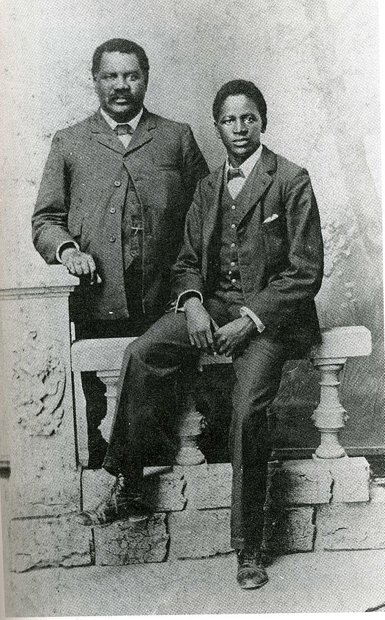 John Tengo Jabavu and his son Davidson Don Tengo, around 1903 (Wikimedia Commons)