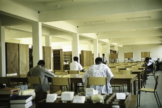 Library reading room, University of Nsukka 1962 (Wikimedia Commons, NSAG Van Dis Collection, CC-BY-4.0)